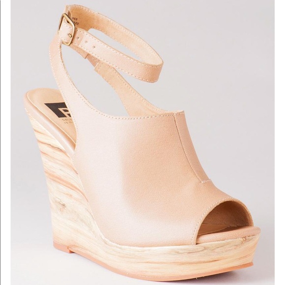 Perfect 10 Peep Toe Towering Platform Wedge Sandal - Picture 4 of 5